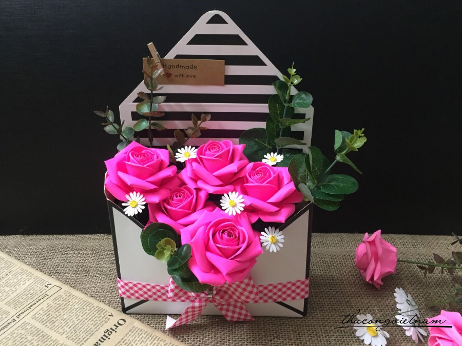 Hộp Hoa Hồng Phong Thư (20*16*7cm) - màu hồng đậm